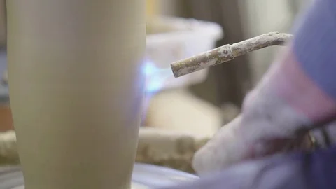 15 Ceramic Throwing - Blow Torch Drying Pot on Wheel Vidéo 77758973