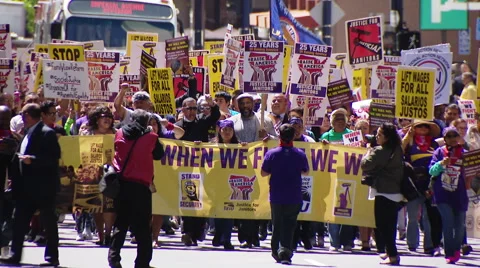 $15 per hr minimum wage crowd of protesters in the street Stock Footage
