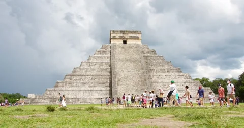 15.08.2023 CHICHEN ITZA, MX - Visitors Exploring the Ancient Mayan Pyramid Vídeos de archivo 271211358