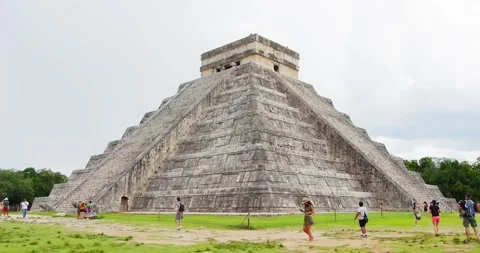 15.08.2023 CHICHEN ITZA, MX - Visitors Exploring the Ancient Mayan Pyramid Vídeos de archivo 271573990