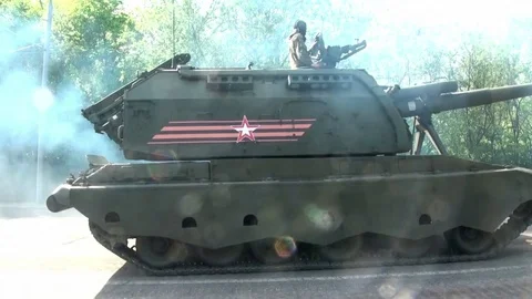 152 mm self propelled howitzer divisional MSTA S in smoke Stock Footage 71708139