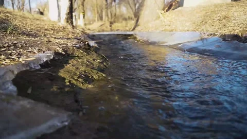 冰冻的河面在冬天融化和流动 Stock Footage 154749540