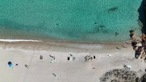 158-Top-Down Drone Shot of Distant Crystal-Clear Beach with Soft Waves 库存影片 334365194