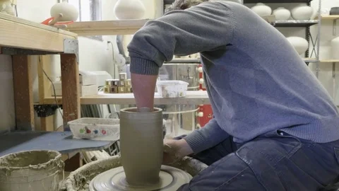 16 Ceramic Throwing - Pot Rotating on Wheel Vidéo 77758863