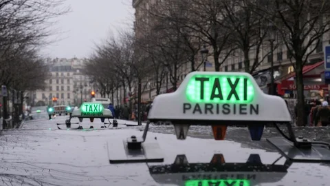 16 Rainy gray winter day Paris taxi car checker green and free Stock Footage 100814310