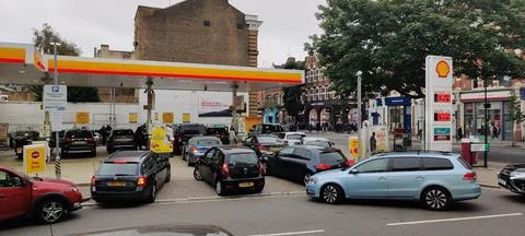25  SEPTEMBER  2021  -  LONDON  ENGLAND  UNITED  KINGDOM:  A  HUGE  NUMBER  OF  CARS  PILE  INTO  AN  ISLINGTON  PETROL  STATION  AS  PEOPLE  PANIC  BUY  FUEL  AFTER  THE  NEWS  THAT  LORRY  DRIVER  SHORTAGE  IS  CAUSING  DISRUPTIONS  IN  GETTING  FUEL  TO  THE  STATIONS. xkwx petrol  crisis,  UK,  brexit,  lorry  driver  shortage,  packed,  petrol  stations,  queue,  fighting,  panic  buying,  visas,  londoners,  british  people,  european  union
