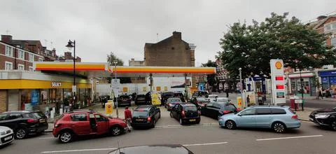 25  SEPTEMBER  2021  -  LONDON  ENGLAND  UNITED  KINGDOM:  A  PETROL  STATION  IN  CENTRAL  LONDON  IS  PACKED  WITH  CARS  AS  CUSTOMERS  QUEUE  FOR  FUEL  DURING  THE  LORRY  DRIVER  SHORTAGE  WHICH  IS  DISRUPTING  THE  DELIVERY  OF  PETROL  CAUSING  A  CRISIS. xkwx petrol  crisis,  UK,  FUEL,  buying,  panic  buying,  people  queuing  FOR  petrol,  no  FUEL,  empty,  petrol  stations,  england,  european  union,  brexit,  shortages,  fighting,  pandemic,  lorry  drivers,  ministers,  newsworthy,  journalism,  editorial,  image,  jpeg,  archive,  gas  stations