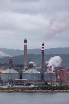 A vertical shot of the Alcoa Aluminium Plant in Galicia. *** einer hoch ...