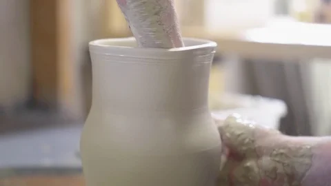 17 Ceramic Throwing - Forming Shaping Pot with Rib on Wheel Vidéo 77758996