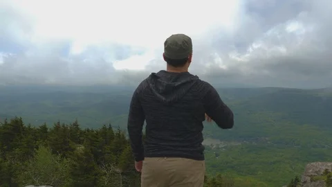 177 Man standing on top of a mountain medium Stock-Footage 104434541