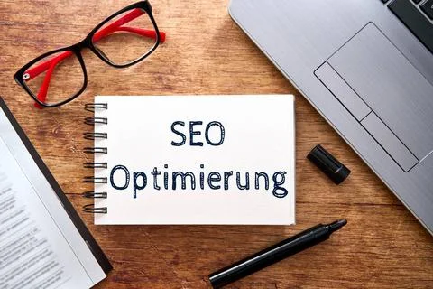  18 August 2024: SEO optimization, writing next to a laptop computer - Eff... 库存照片