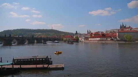 180° Prague castle view from the other side of the river Vltava, Charles bridge Video stock 106922954