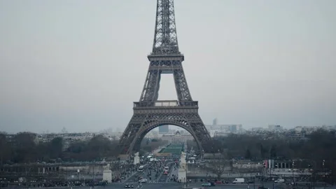 18.03.25 Eiffel tower standing majestically in paris cityscape Video stock 307908591