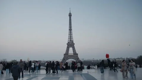 18.03.25 Tourists visiting eiffel tower in paris at dusk Stock Footage 307602147