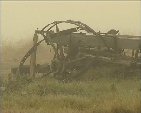 1820 settler ox wagon broken in a veld Stock Footage