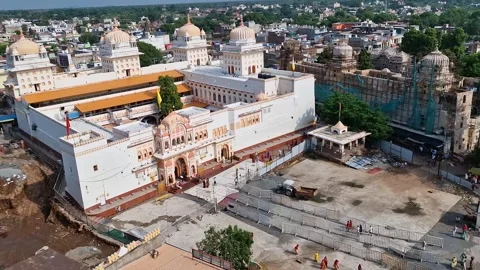 19-7-24; Panoramic view of Orchha with Rama Raja Temple between greenery &amp; house Stock-Footage 280692963