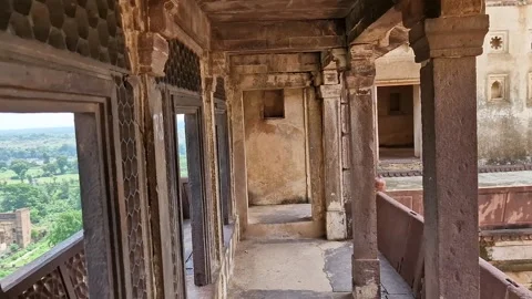 19-7-24; Walkthrough the gallery in Jahangir Palace in Madhya Pradesh, India. Vídeos de archivo 280650714