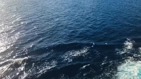 19 second video overview deep dark blue water to sun reflecting Stock Footage 96518504