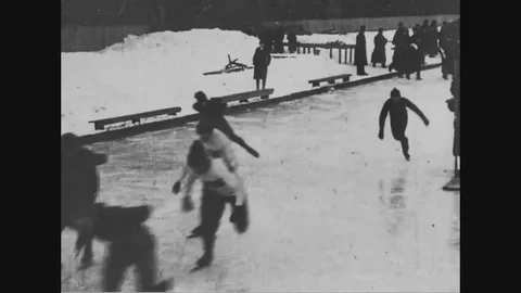 1900 - An iceskating competition includes jumping hurdles, skating backwards and Vídeos de archivo 79446248