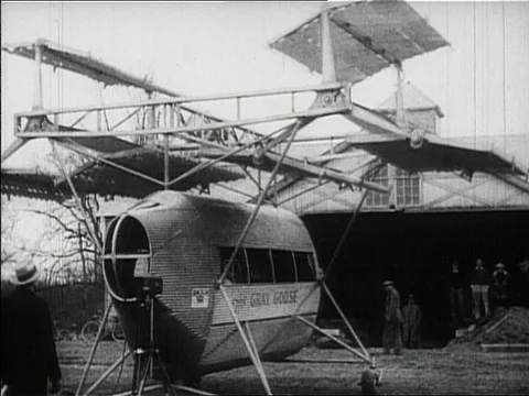 1900s: FAILED EXPERIMENTAL FLIGHT; the multi-winged Gray Goose circles Vídeos de archivo 77856154