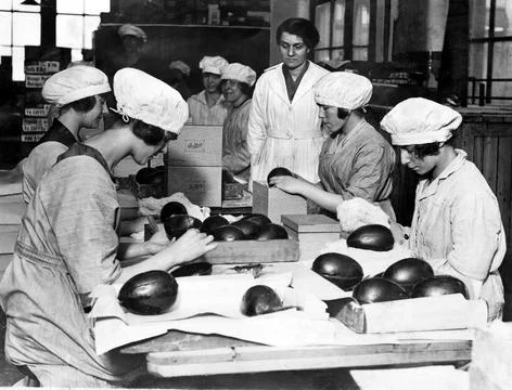 19/03/1922 Workers making Easter eggs in a chocolate factory in the run-up to Ea Stock Photos