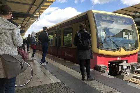 19.05.2021, Berlin, GER - S-Bahn der Linie 2 im Bahnhof Priesterweg. (Allt... Stock Photos