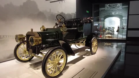 1907 Ford Model S antique early automobile on indoor exhibition stand Stock-Footage 338420039