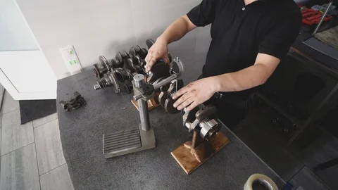 19.07.2018 Chernivtsi - a man disassembles a cranked shaft Stockbeeldmateriaal 95185968
