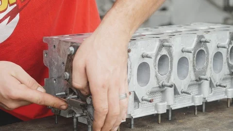 19.07.2018 Chernivtsi - worker is disassembling car engine in a repair shop Stockbeeldmateriaal 94897604