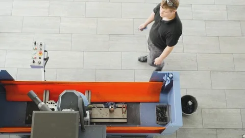 19.07.2018 Chernivtsi - worker is disassembling car engine in a repair shop Stockbeeldmateriaal 95184489
