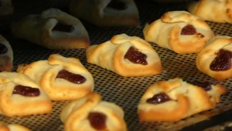 191. The finished shortbread cookie with jam was removed from the oven. Video stock 93644469