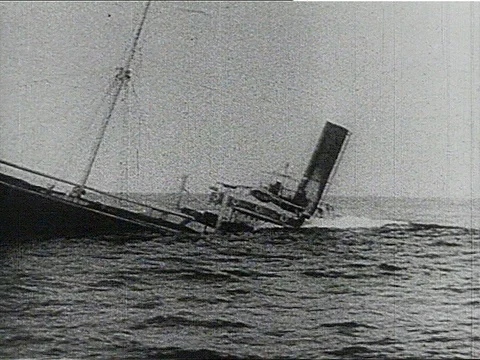 1910s: WORLD WAR ONE: naval warfare, ships sink, torpedoes explode 库存影片 77855000