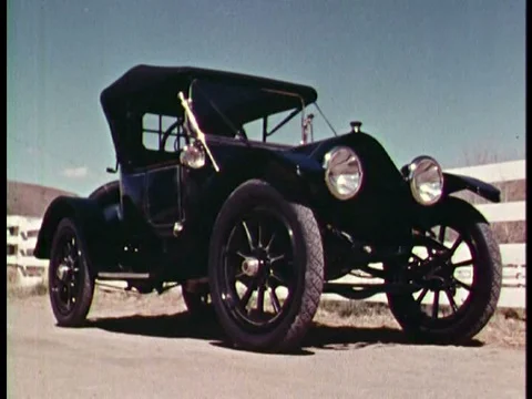 The 1912 Model 30 Cadillac has a self-starter, making it perfect for womenƒ Vidéo 75267023