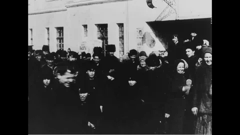 1914 - Crowds gather outside the Alexander Palace in St. Petersburg, where 動画素材 124181085