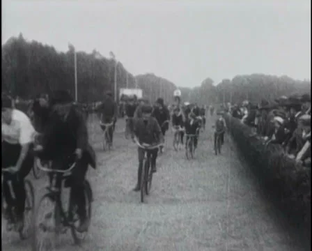1915 - Bicycle Parade 動画素材 32222997