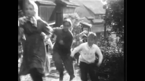 1916 - In this dramatic war b-movie, all women and children rush from their 스톡 동영상 217371213