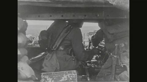 1916 - English troops use a machine gun to fire at an approaching tank. Stockbeeldmateriaal 95058210