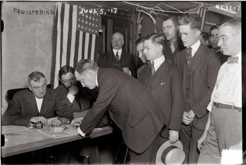 1917. Registering for the draft. Foto stock