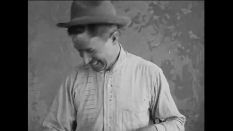 1917 - Will Rogers demonstrates rope tricks. Video stock 107728502