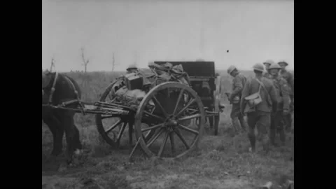 1918 - British artillerymen pull their guns into position for the Second Battle Видео 234418563