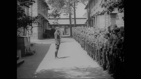 1918 - Rations are distributed to soldiers arriving at Camp Merritt, New Jersey. Vídeo Stock 238676007