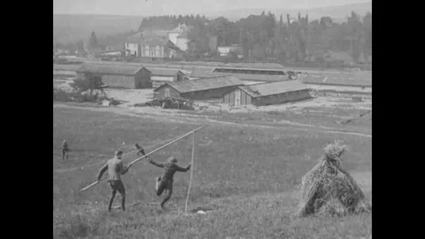 1918 - US Army Engineers set up a radio system in a French field. Vidéo 123876477