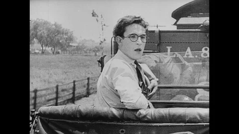 1920-Harold Lloyd / Slapstick / Get Out and Get Under / USA / 1920 Vídeos de archivo 77872207