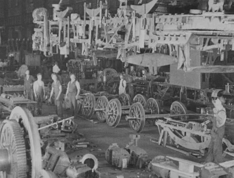 1920s - Assembling train at Westinghouse Manufacturing Vídeo Stock 170523138