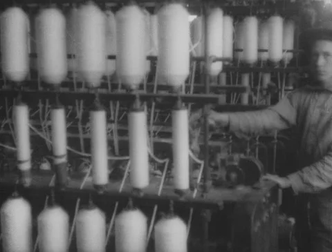 1920s - Cotton mill - Men work spinning machines Vídeo Stock 170506706