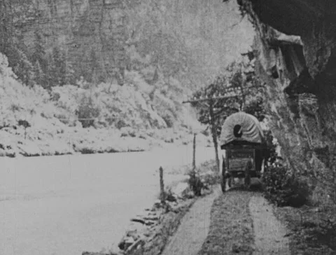 1920s - Covered wagon driving down dirt road, stagecoach attacked by bandits. 库存影片 170517433