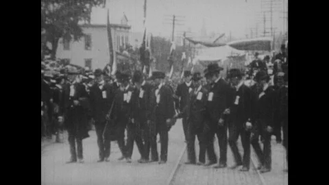 1920s: Funeral procession.  Horses pull carriage.  Men walk. Vidéo 126014496