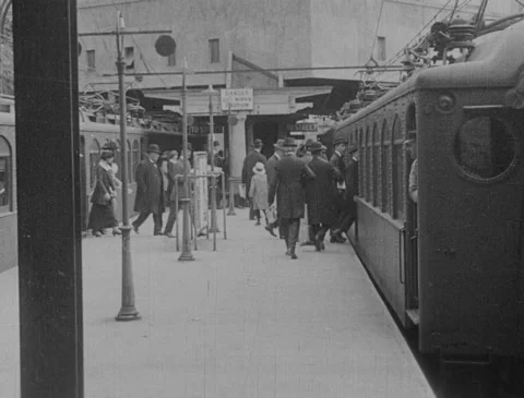 1920s - View from front of train, passengers boarding trains, leaving station 库存影片 170525164