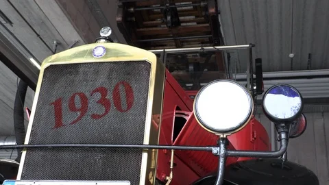 1930 red fire truck front view Видео 108339023