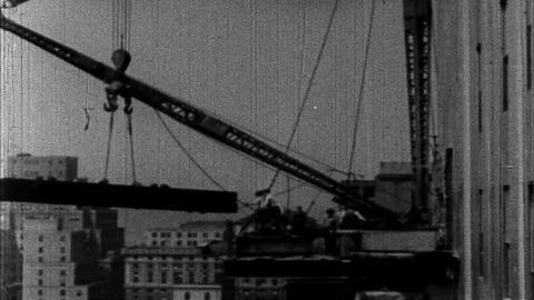 1930/31: EMPIRE STATE BUILDING: construction workers, cranes Video stock 77813190